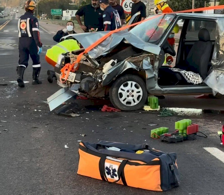 Motorista fica preso às ferragens após grave acidente entre carro e carreta na BR-163