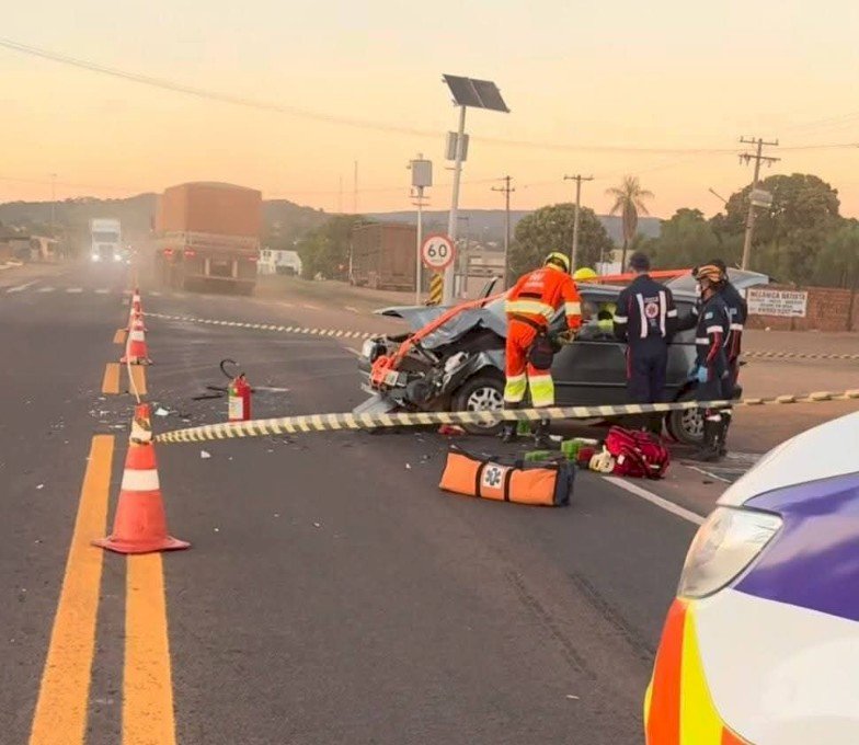 Motorista fica preso às ferragens após grave acidente entre carro e carreta na BR-163