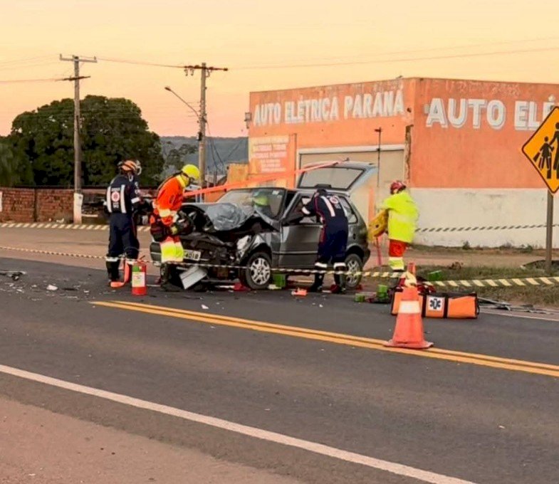 Motorista fica preso às ferragens após grave acidente entre carro e carreta na BR-163