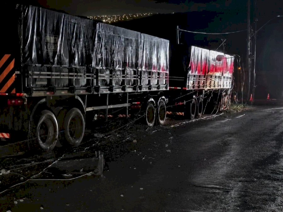 Carreta desgovernada destrói veículos, danifica casas e derruba postes em Arapongas
