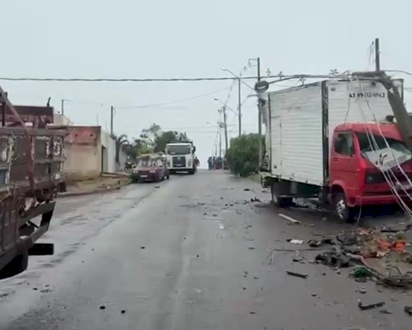 Carreta desgovernada destrói veículos, danifica casas e derruba postes em Arapongas