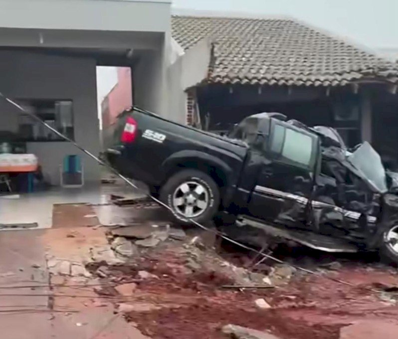 Carreta desgovernada destrói veículos, danifica casas e derruba postes em Arapongas