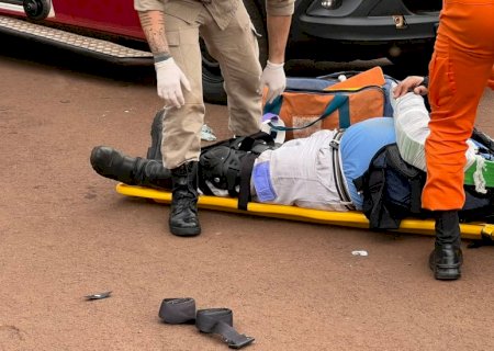 Cachorro atravessa via e provoca acidente; motociclista é encaminhado ao hospital em cidade de MS