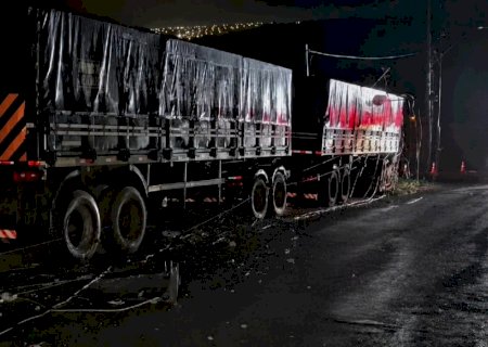 Carreta desgovernada destrói veículos, danifica casas e derruba postes em Arapongas