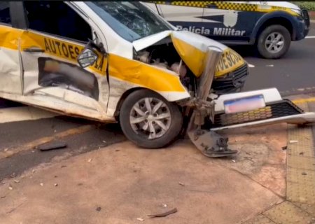 Acidente entre dois carros sendo um de autoescola deixa aluno ferido