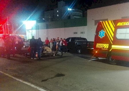 Motociclista é socorrido pelos Bombeiros após colisão com carro no centro de Nova Andradina