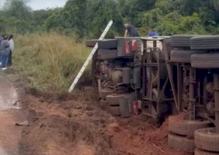 Carreta carregada com soja tomba na MS-480 após motorista tentar desviar de buracos