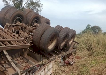 Carreta carregada com materiais de reciclagem tomba na MS-276 em frente a Faz Santa Ilidia entre Batayporã e Anaurilândia