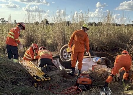 Família fica presa às ferragens após caminhonete capotar na MS-223
