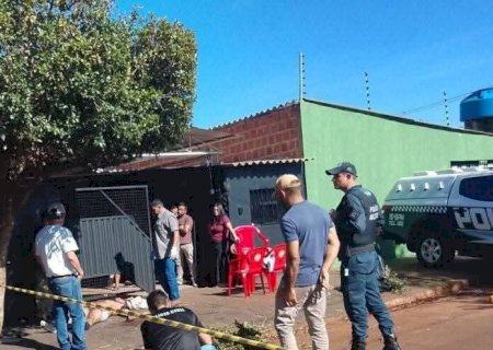 Jovem de 26 anos é executado com mais dez tiros em frente da sua residência