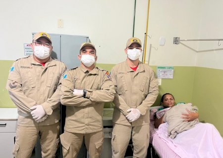 Ivinhema: Bombeiros realizam parto de emergência dentro da viatura e mãe e bebê passam bem