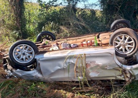 Motorista sofre capotamento após perder o controle do veículo na BR-163