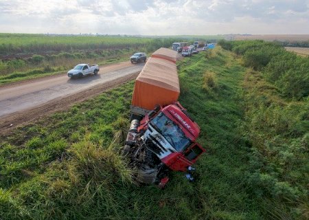 Motociclista fica ferido após colisão entre carretas próximo ao Hospital Regional