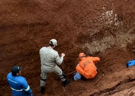 Homem sobrevive após barranco desabar durante obra de drenagem em Batayporã