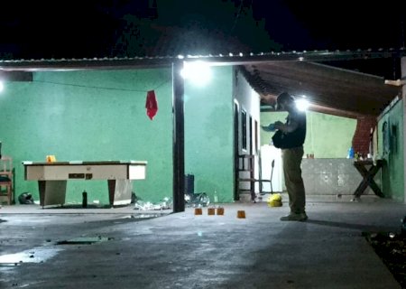 Dupla chega em festa atirando e atentado deixa um morto e dois feridos em Dourados