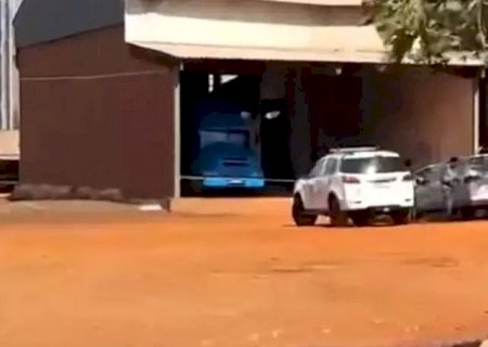 Homem morre após ser prensado por carga durante descarregamento de carreta na cidade de Maracaju