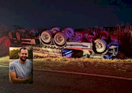 Motorista morre ao caminhão tombar na BR-267