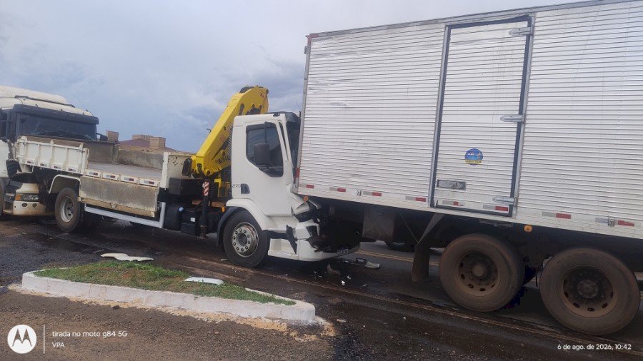 Ivinhema: Engavetamento na BR - 376 envolvendo quatro caminhões em frente a rotatória do Eco Park