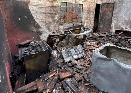 Morador morre no banheiro de casa em chamas em Três Lagoas