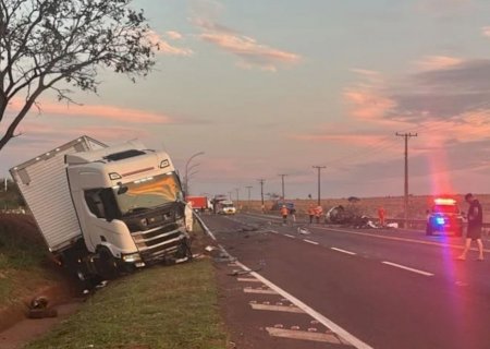 Colisão com vazamento de gás mata motorista e interdita BR-163