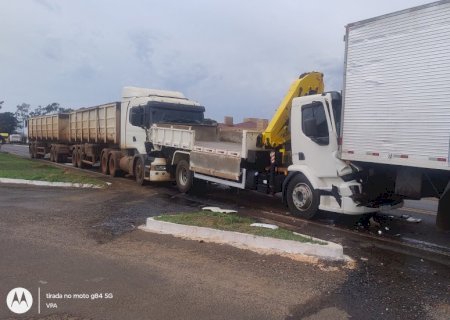 Ivinhema: Engavetamento na BR - 376 envolvendo quatro caminhões em frente a rotatória do Eco Park
