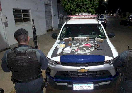 Polícia Militar intervém em ocorrência de tortura, cárcere privado e apreende armas de fogo e entorpecentes e dois morreram após troca de tiros
