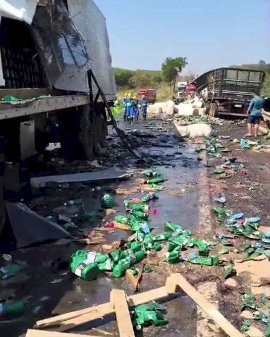 ACIDENTE ENTRE CARRETAS DEIXA DUAS PESSOAS MORTAS NA BR-158 EM MS