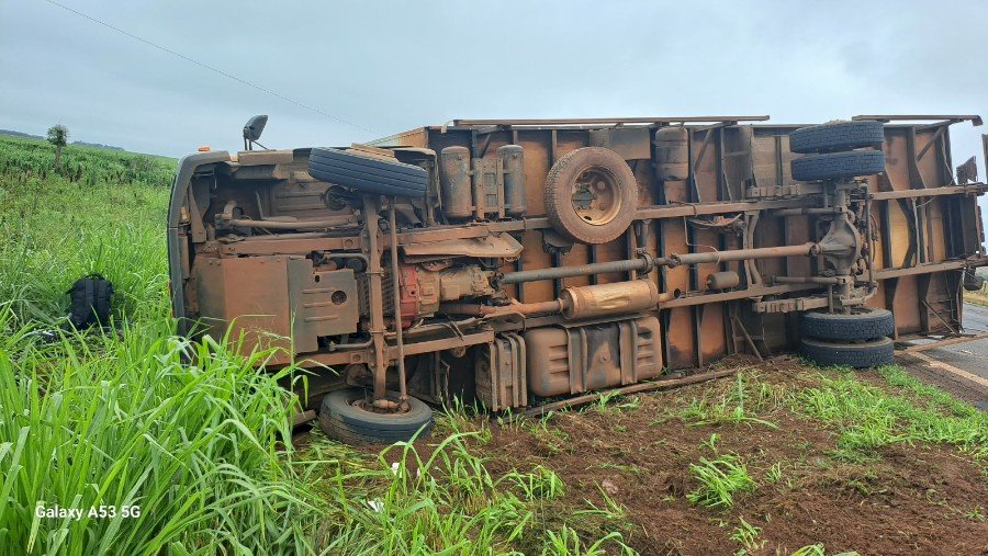 Ivinhema: caminhão desvia de buraco, é atingido por carreta e tomba na BR-376