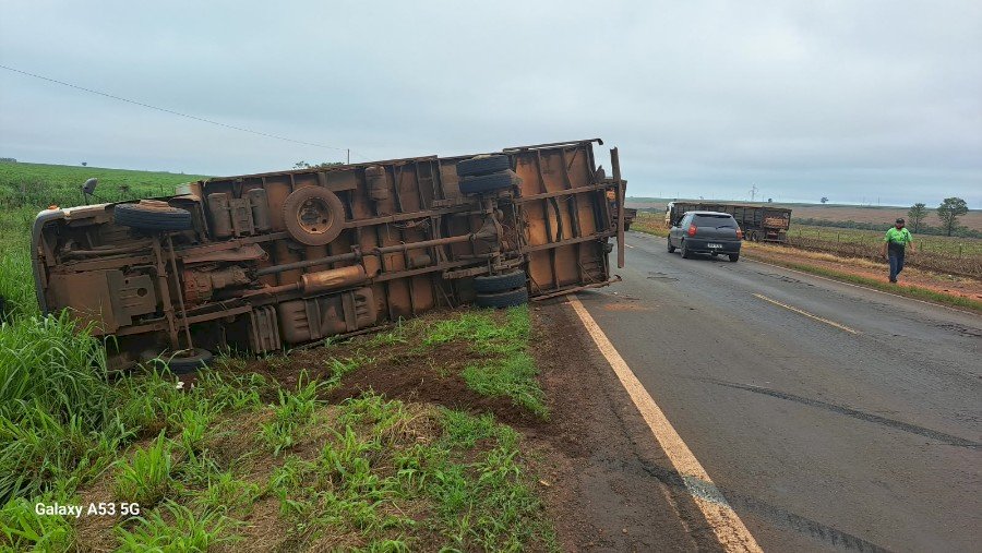 Ivinhema: caminhão desvia de buraco, é atingido por carreta e tomba na BR-376
