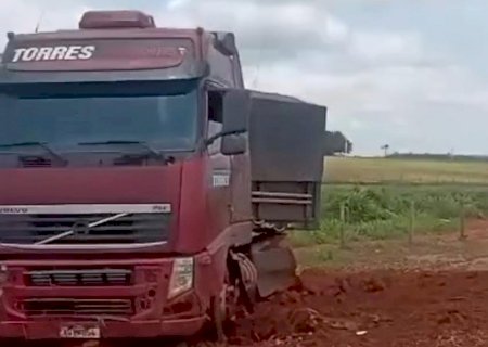 Nova Andradina BR-376: Motorista sai ileso após quebra de barra de direção e carreta parar em lavoura