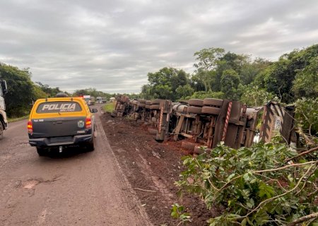 Anaurilândia: carreta carregada de ureia tomba na MS-480 e motorista fica ferido